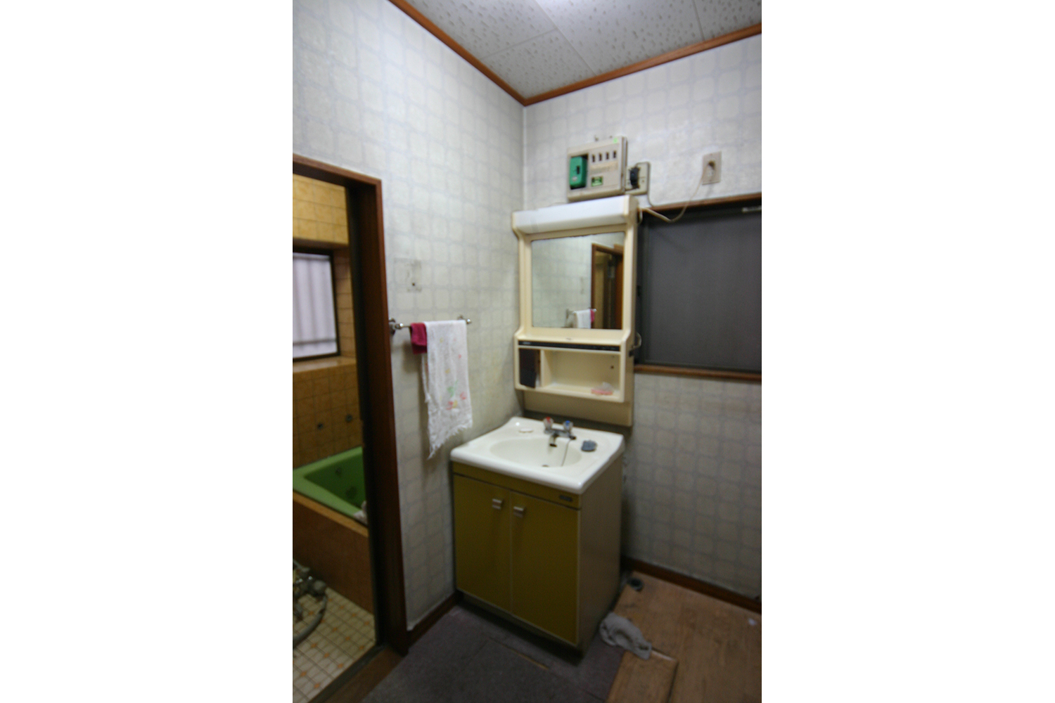 施工前の洗面室と浴室