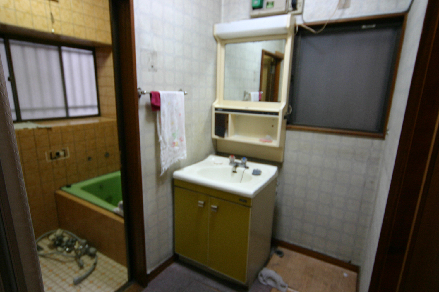 施工前の洗面室